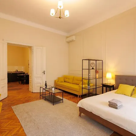 Spacious Flat In Old Town Wi-fi Apartment