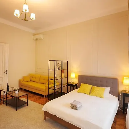 Apartment Spacious Flat In Old Town Wi-fi